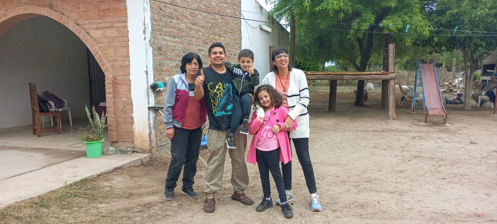 Niño sonriendo después de cirugía de labio leporino